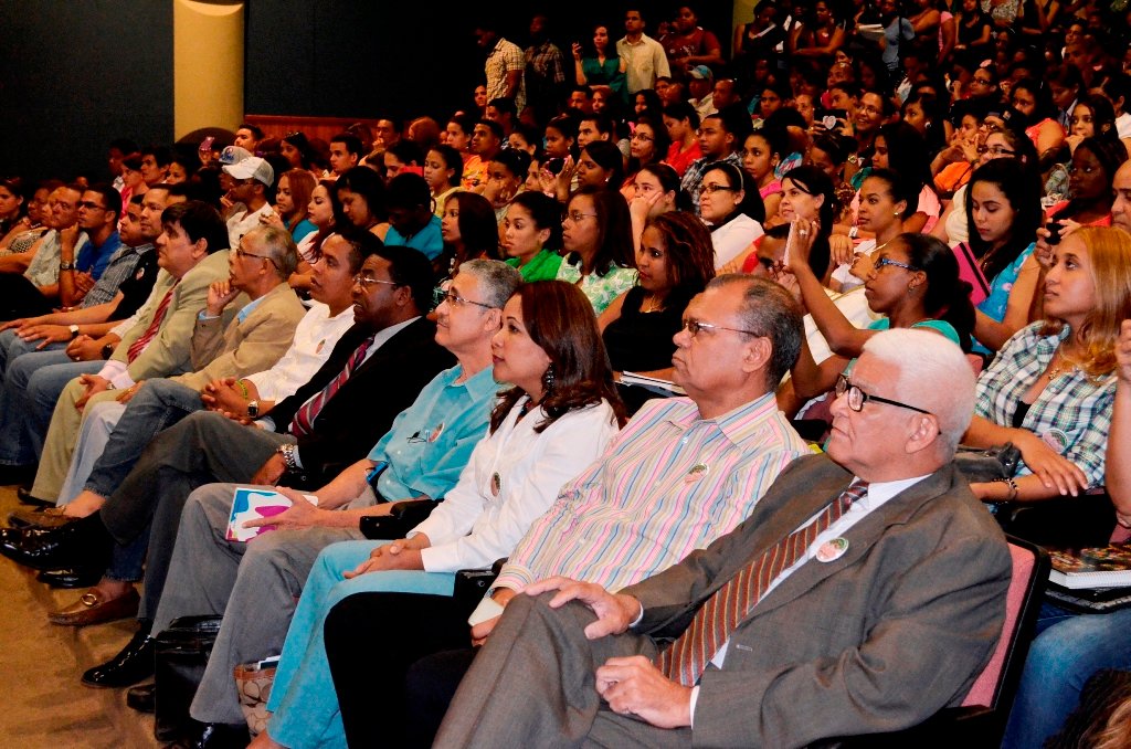 Maestros e invitados ocupan los primeros asientos.